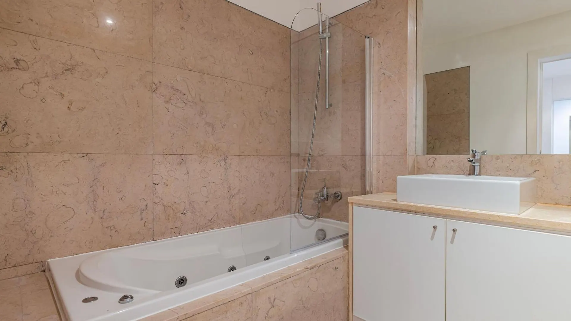 Classy 3Bdr Property By Lovelystay Lisbon Apartment